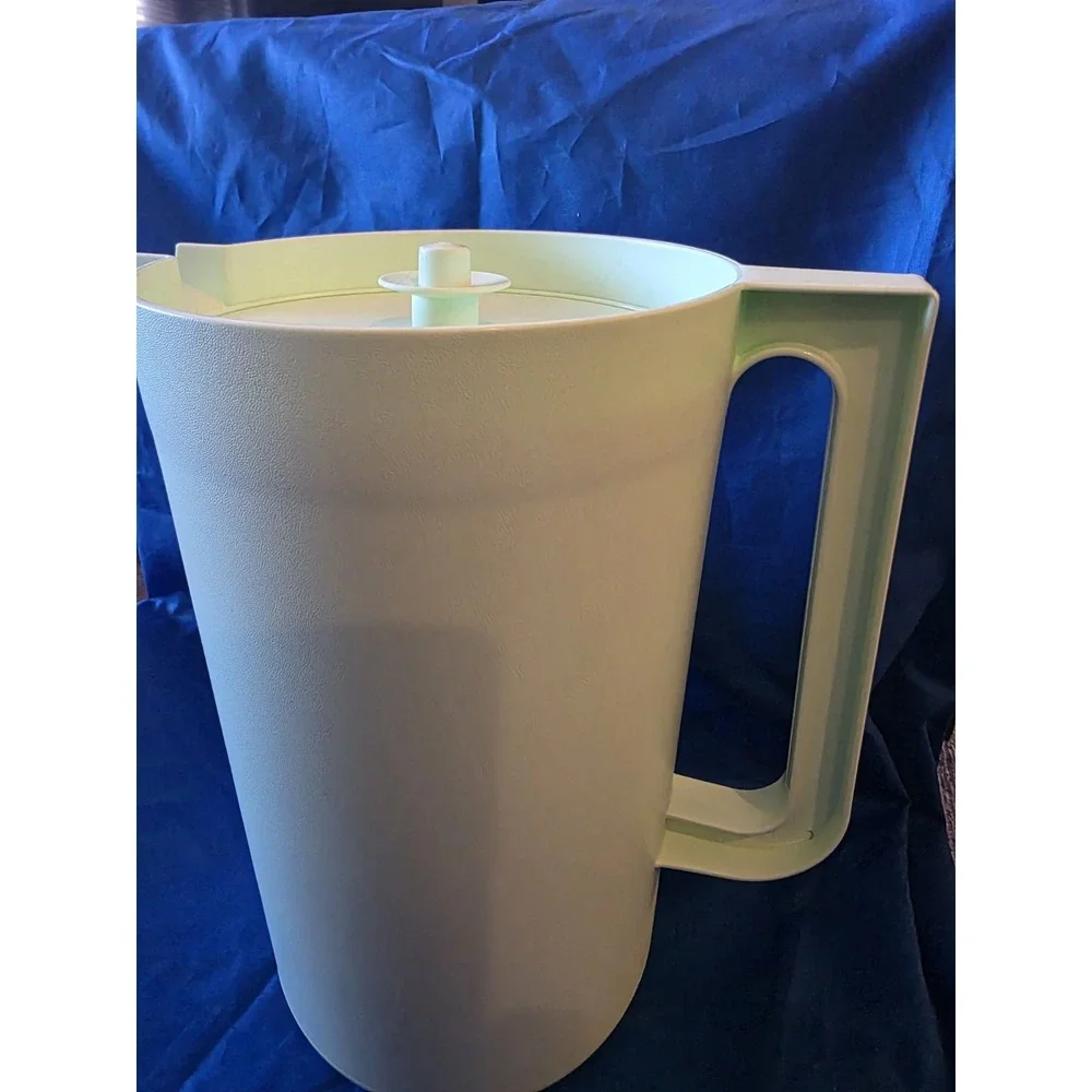 Vintage Rubbermaid 1 Gallon Yellow Drink Beverage Pitcher‎ #1416E-1